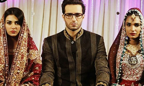 آمنہ الیاس، عماد عرفانی اور سارہ خان ایک سین کے دوران۔