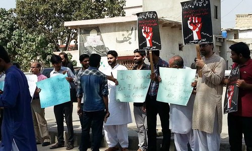 Human shield formed outside Karachi imambargah to send 'message of unity'