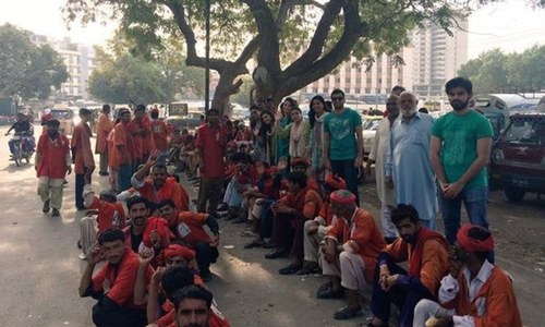 In Karachi, 'Robin Hood Army' borrows from the rich to feed the poor
