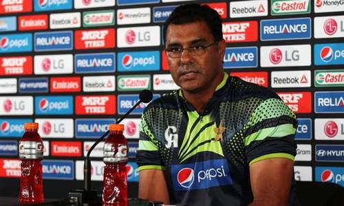 Waqar scoffs at reporter, wraps press conference over question on Sarfraz, favouritism