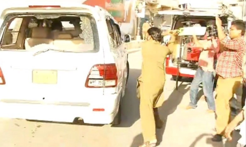 PTI leader's convoy attacked in Karachi's Azizabad, FIR registered PTI leader's convoy attacked in Karachi's Azizabad, FIR registered