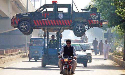 Policeman killed, eight injured in Peshawar roadside blast