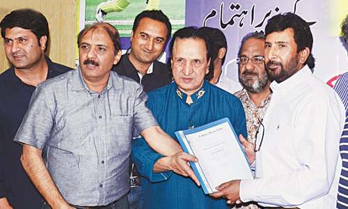 Qadir, Saleem express opposite views on Zimbabwe visit
