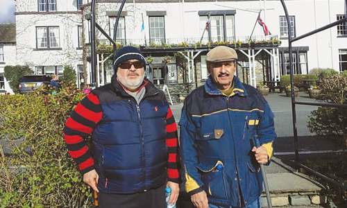 Khan of Kalat being persuaded to return home