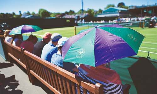 Umbrellas up at Wimbledon &mdash; to keep sun off