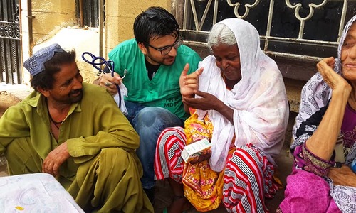 #KarachiHeatwave: When spirited volunteers filled in for the government