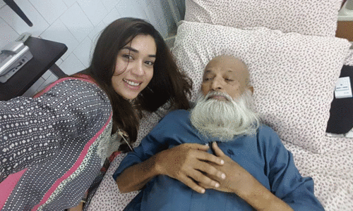 Bad timing? Social media slams Komal Rizvi's selfie with Edhi