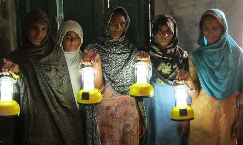 Solar lamps turning Pakistani women into green energy entrepreneurs