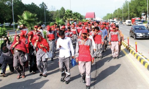 Metro bus security guards strike over unpaid wages