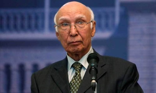 PM to take up issue of stalled Indo-Pak dialogue with Obama: Sartaj Aziz&rlm;
