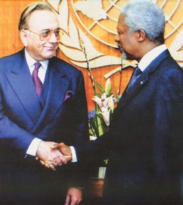 UN secretary general Kofi Annan and Khurshid Mahmud Kasuri (2004). — Photo from the book