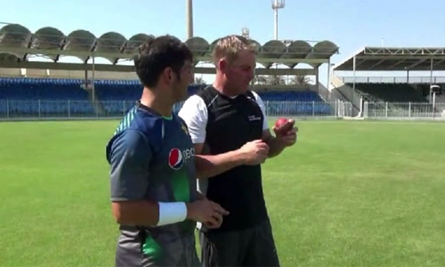 Video: Yasir perfects the flipper with Shane Warne