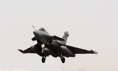 France, Russia carry out air strikes against IS in Syria