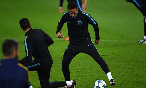 Barca's Enrique left fretting over Neymar injury