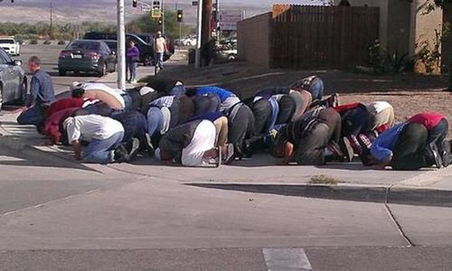 مسجد میں مشتبہ آتشزدگی کے بعد مسلمانوں نے جمعے کی نماز سڑک پر ادا کی—۔فوٹو/ بشکریہ سی بی ایس نیوز