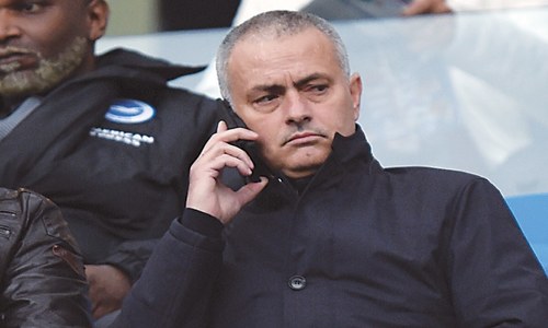 Chelsea turn back to Hiddink after Mourinho exit