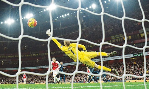 Walcott and Giroud fire Arsenal to victory over Manchester City