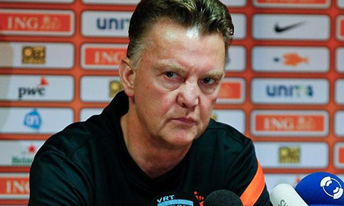 Embattled Van Gaal storms out of United press conference
