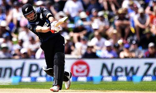 Henry, McCullum lead New Zealand rout of Sri Lanka