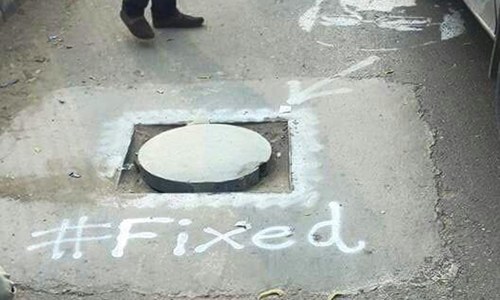 Karachi man, volunteers fix manholes after Sindh govt fails to