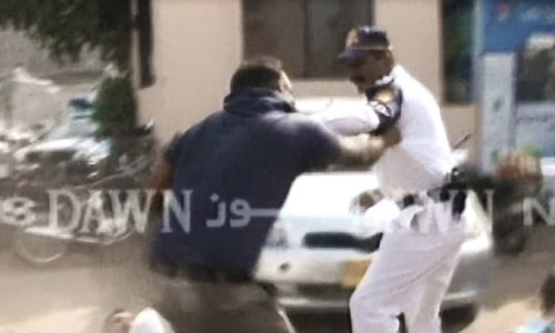 Citizen and traffic wardens come to blows in Karachi's PIDC area