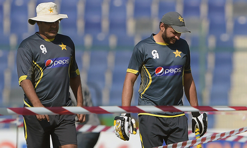 Waqar, Afridi back Amir for strong comeback