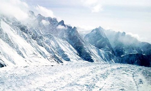 10 Indian soldiers go missing after avalanche hits glacier