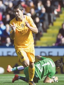 Barca equal unbeaten record with 2-0 win at Levante