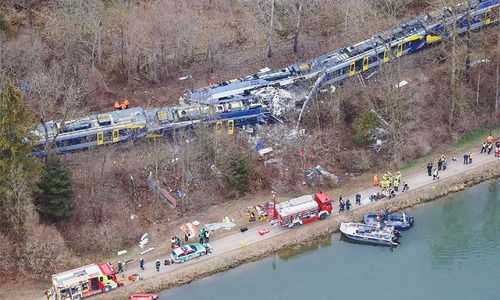 Train crash kills 9, injures 100 in Germany