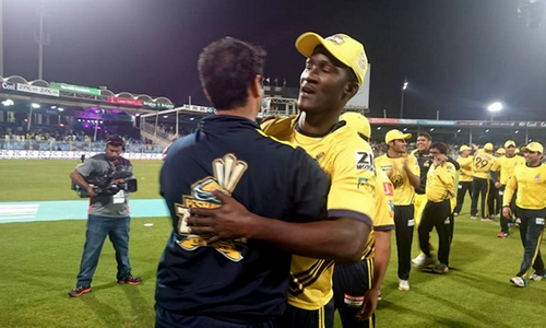 Peshawar hold nerve to beat Karachi in tense finish