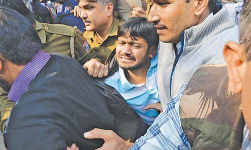 Indian zealots attack student leader in court