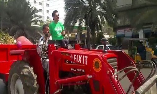 Novel protest: Alamgir's message resonates with millions in Karachi