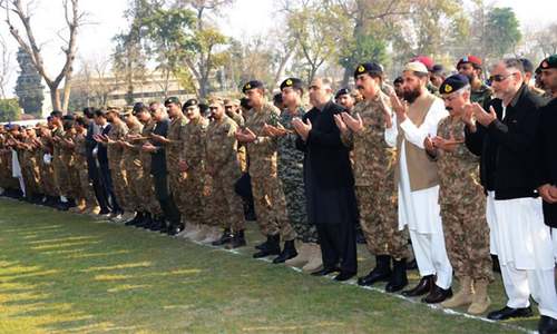 Gen Raheel attends funeral of army captain slain during Shawal operation