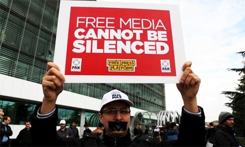 Turkish police fire bullets to disperse newspaper rally