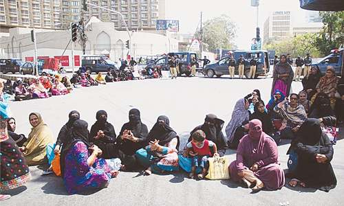 Traffic jam as LHWs protest non-payment of dues