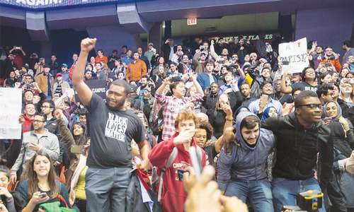 Furious protests force Trump to call off rally in Chicago