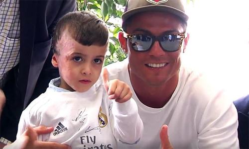 Palestinian firebomb survivor meets Cristiano Ronaldo
