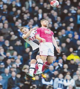 Kane lifts Spurs, Rashford downs City in derby