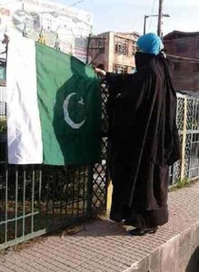 دختران ملت کی کارکن سری نگر میں پاکستانی پرچم لہرا رہی ہیں&mdash; فوٹو: بشکریہ کشمیر مونیٹرز
