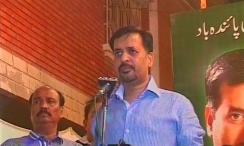 Mustafa Kamal's convoy pelted with stones, eggs in Mirpurkhas