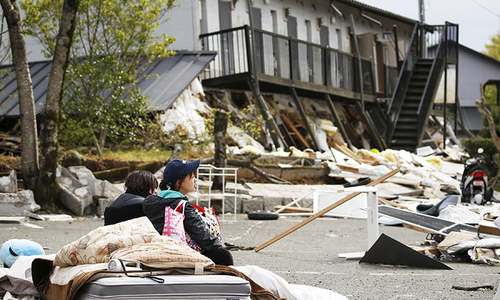 Japan quake toll hits 41, scores trapped