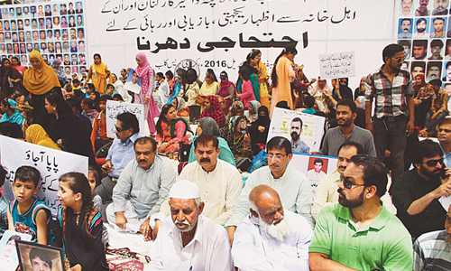 MQM protest over &lsquo;threats&rsquo; to change workers&rsquo; loyalties