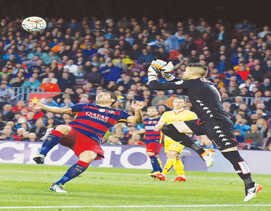 Suarez makes history as Barca stay top; Real, Atletico also win
