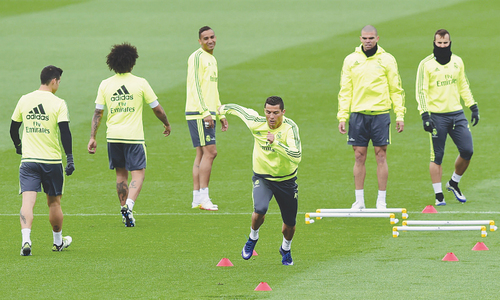 Barcelona, Madrid play last games with title in the balance