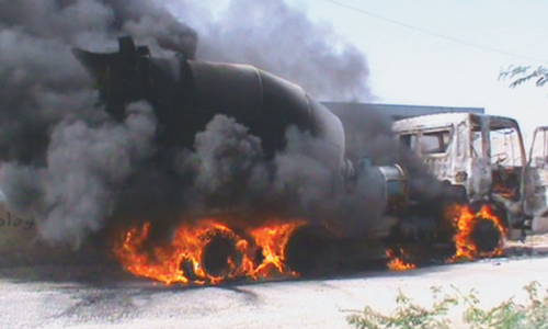 Enraged mob torches vehicle, blocks highway after accident