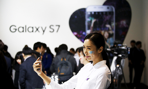 To halt smartphone slide, Samsung rewrites playbook