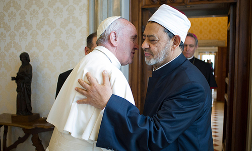 Al-Azhar imam, Pope Francis embrace in historic Vatican meeting