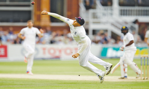 England take handy lead as Sri Lanka collapse in final Test