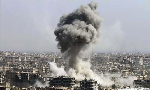 21 killed in air strikes on Syrian market; hundreds flee IS bastion