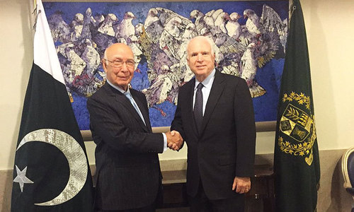 McCain lauds Pakistan's anti-terror efforts McCain lauds Pakistan's anti-terror efforts